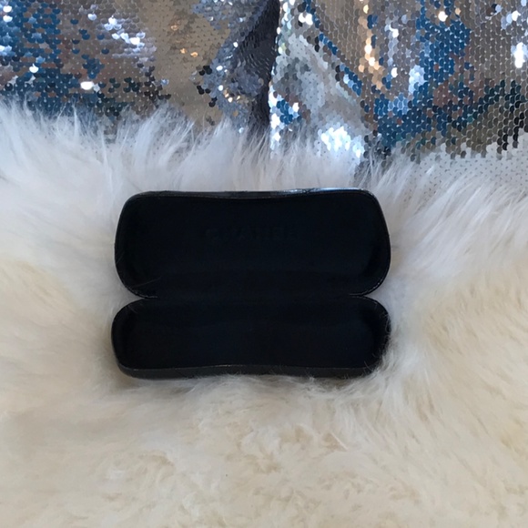 CHANEL Black Quilted 100% Leather Sunglass Case With Silver Logo - Picture 8 of 16